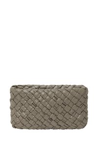 Vævet læder clutch i blød taupe. Firkantet form med en tekstureret overflade, der viser et detaljeret sammenflettet mønster. Ingen synlig hardware.
