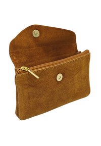 Porte-monnaie en suédine marron avec un compartiment zippé, une fermeture à pression et un tirette en métal doré lisse. Fini texturé et doux.