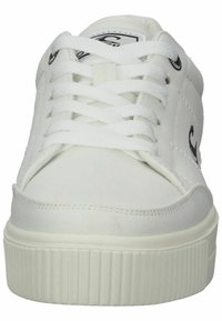 Białe sneakersy z gładką syntetyczną cholewką, okrągłym noskiem, płaskimi sznurowadłami, wyściełanym językiem i ryflowaną gumową podeszwą. Logo marki na języku.