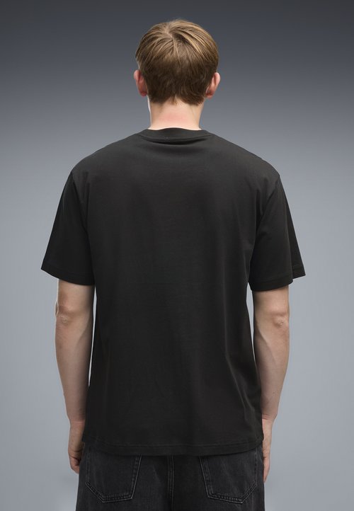PUMA PUMATECH RELAXED GRAPHIC T-SHIRT - Print T-shirt - black — photo 3