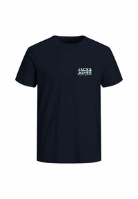 Tamno plava pamučna majica s grafikom na prednjem dijelu prsa s tekstom "JACK & JONES" u živopisnim, podebljanim slovima. Kratki rukavi i okrugli izrez.