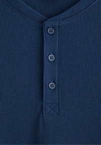 Marineblauwe geribbelde henley-shirt met een ronde halslijn, vier knoopsluitingen en versterkte schoudernaden met stiksel.details.