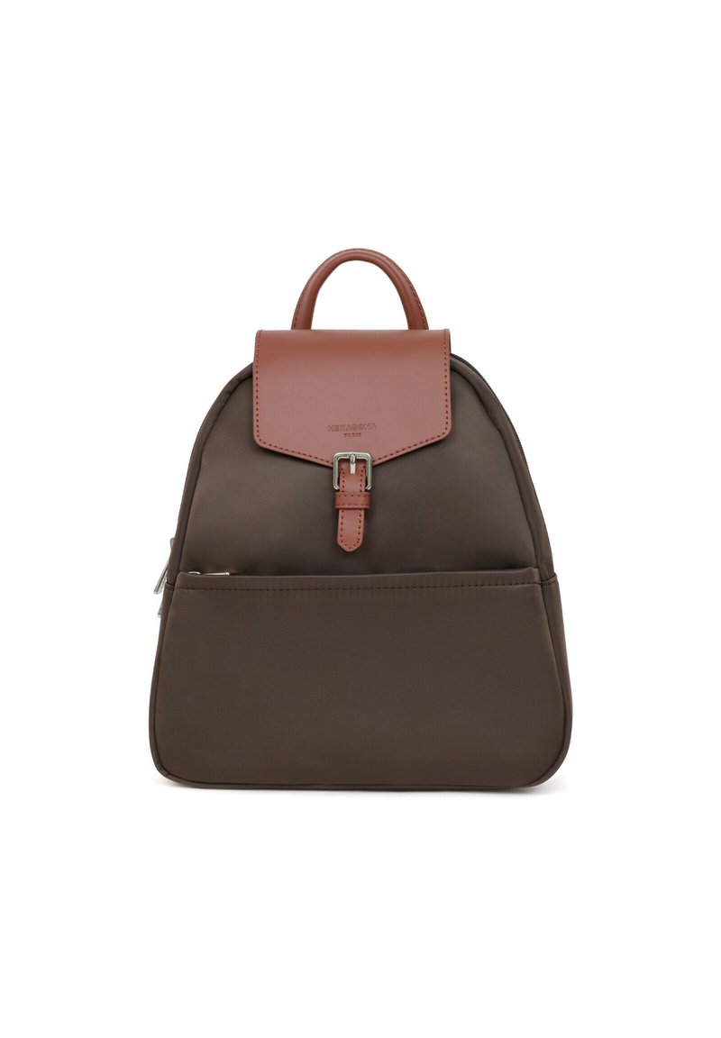 Sac à dos en nylon brun avec un rabat en cuir brun, quincaillerie en argent, une poche zippée à l'avant et une poignée supérieure. Design simple et arrondi.