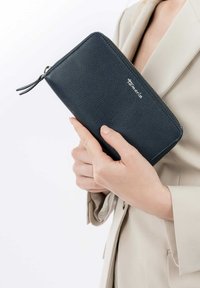 Donkerblauwe leren portemonnee met een gekorrelde textuur en ritsluiting, met een zijtab. Zilveren reliëflogo aan de voorkant.