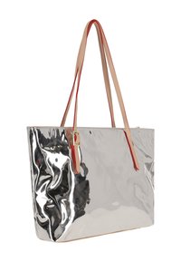 Bolso tote plateado con una textura brillante y arrugada, con asas de cuero beige que presentan detalles en rojo. Incluye un detalle metálico dorado.