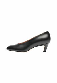 Zapato de tacón negro de cuero con punta afilada y tacón de altura media. Textura suave con un diseño minimalista y sin adornos visibles.