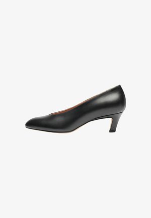 Pumps nere in pelle con punta affusolata e tacco di altezza media. Texture liscia con un design minimalista e senza abbellimenti visibili.