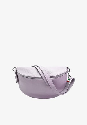 Paarse leren schoudertas met een ronde vorm, gestructureerd oppervlak, rits sluiting en verstelbare schouderriem. Bevat een kleine vlagaccent.