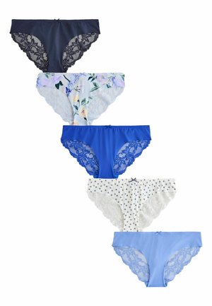 Pięć damskich majtek bikini z koronką w kolorach granatowym, we wzór kwiatowy, królewski niebieski, biały z fioletowymi kropkami oraz jasnoniebieskim, ułożonych pionowo.
