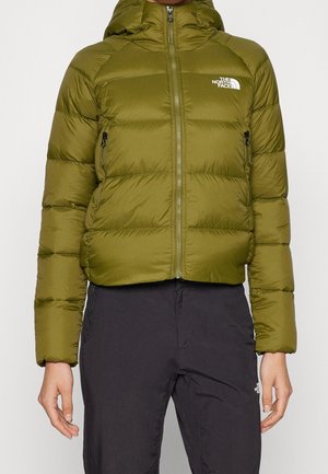Olive green cropped puffer jacket with a hood, featuring horizontal quilting, front zipper, and zippered side pockets. Brand logo on chest.