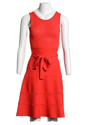 Robe rouge sans manches avec col rond et ceinture nouée à la taille, exposée sur un buste de mannequin blanc.