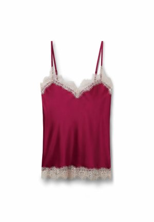 Camisola de satén rosa intenso con tirantes finos, ribete de encaje blanco a lo largo del escote y el dobladillo, colocada plana sobre fondo blanco.