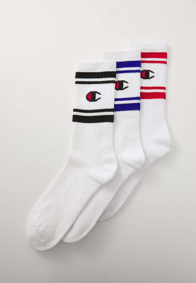 Tres pares de calcetines blancos de caña corta con rayas negras, azules y rojas. Cada uno cuenta con un diseño de logotipo y una textura acanalada para un ajuste ceñido.