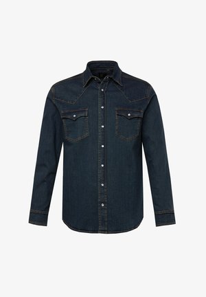 Camisa de mezclilla azul oscuro con mangas largas, yugo puntiagudo, dos bolsillos en el pecho y cierres de botón. Costuras en contraste a lo largo de las costuras y los bolsillos.