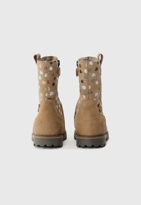 Bottes de cheville en daim tan ornées de motifs en forme de cœur de différentes couleurs, avec des zips sur le côté et des semelles en caoutchouc texturé pour une meilleure adhérence.
