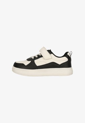 Schwarzer und weißer Sneaker mit einem glatten Lederobermaterial, verstellbarem Klettverschluss, runder Zehenpartie und einer strukturierten Gummisohle.