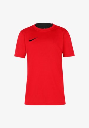 Czerwona sportowa koszulka z krótkim rękawem, czarnym logo Nike po prawej stronie klatki piersiowej i okrągłym dekoltem.