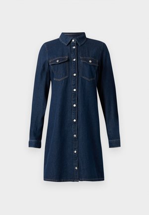 Vestido de camisa de manga larga de mezclilla azul oscuro con cuello, botones a presión plateados en la parte delantera y dos bolsillos en el pecho con solapa y botones a presión.