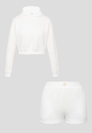 Sudadera acolchada blanca con cuello alto y mangas largas, combinada con pantalones cortos acolchados a juego que cuentan con una cinturilla acanalada y detalle de logo.