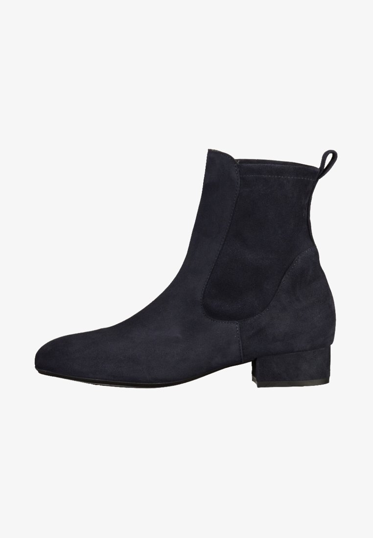 Bottine en daim noir avec petit talon bloc, bout arrondi, empiècement latéral élastique et languette à l'arrière.