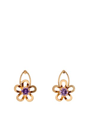 Kolczyki w kształcie kwiatów w kolorze złotym z centralnym fioletowym kamieniem, ozdobione wyciętymi kształtami płatków i teksturowanymi akcentami w projekcie.