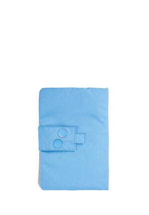 Hellblaues gefaltetes Stoffstück mit einem Riemen, der zwei passende blaue Druckknöpfe auf weißem einfarbigem Hintergrund aufweist.