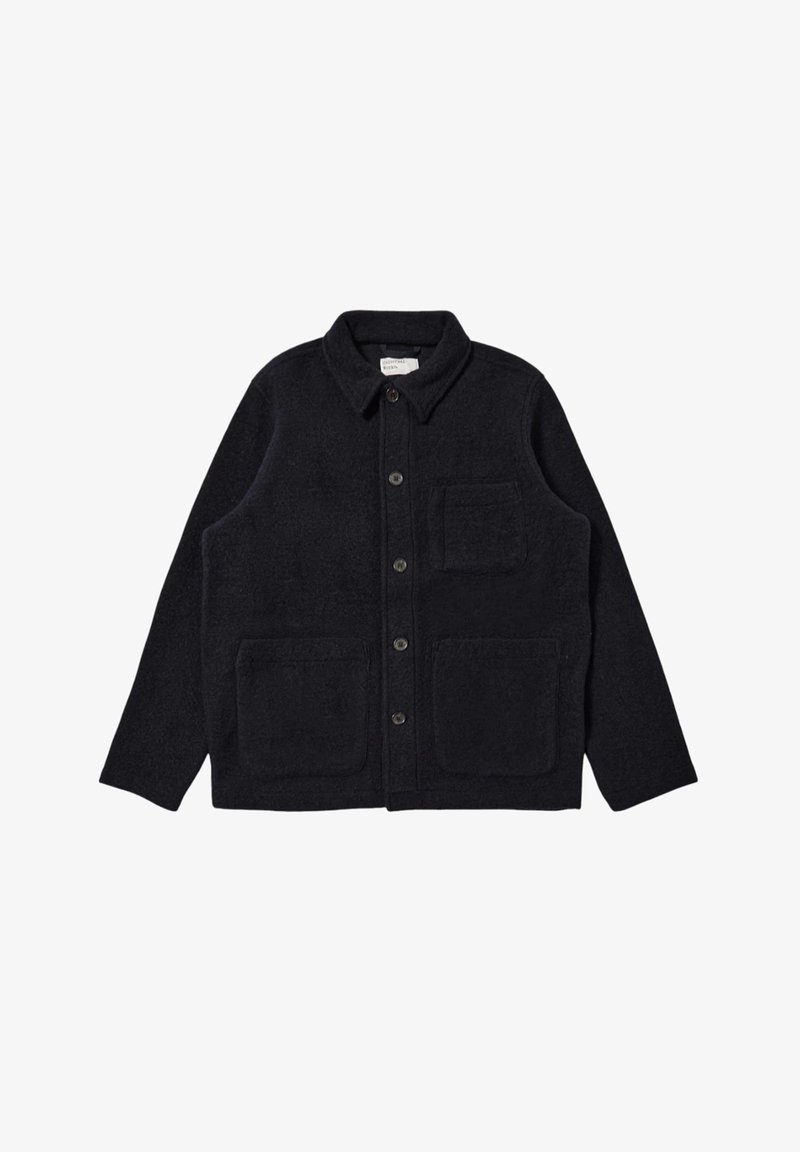 Giacca in lana blu scuro con collo, bottoni frontali e due tasche applicate. Presenta una finitura morbida e testurizzata e una vestibilità rilassata.