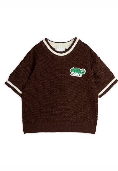 Suéter marrón de punto con mangas cortas, cuello de canalé a rayas blancas y marrones, con un bordado de camaleón verde en el pecho.