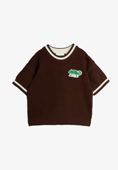 Bruine gebreide trui met korte mouwen, witte en bruine gestreepte geribde kraag, met een groene kameleon borduursel op de borst.