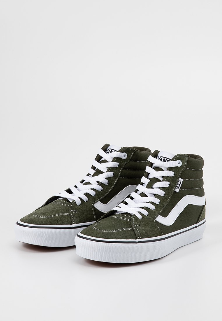 Ein Paar olivgrüne High-Top-Vans-Sneaker mit weißen Schnürsenkeln, seitlichem Streifen und dicken weißen Gummisohlen auf einem weißen Hintergrund.