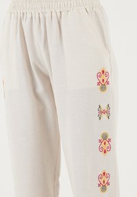 Neizvēlēts, beige fuchsia