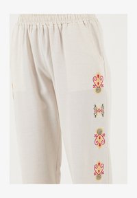 Non sélectionné, beige fuchsia