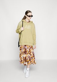 Nike Sportswear AIR HOODIE - Felpa - barley/wheat grass/lemon drop