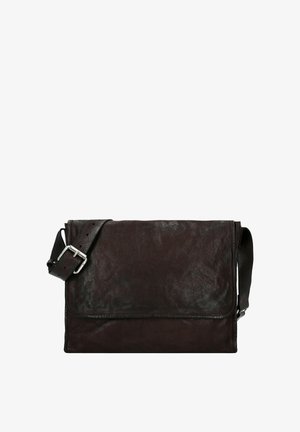 Borsa messenger in pelle marrone scuro con finitura testurizzata, tracolla regolabile e chiusura con fibbia. Caratterizzata da un design minimalista e un profilo piatto.