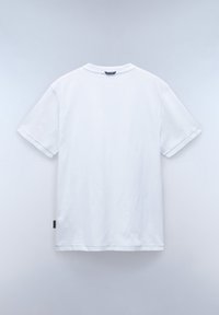Bílý bavlněný tričko s krátkým rukávem, kulatým výstřihem a lemovaným spodním okrajem. Minimalistický design bez viditelných vzorů nebo grafik.