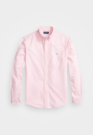 Lyserød langærmet skjorte med knapper og en lille blå broderet Polo Ralph Lauren-logo på brystet.