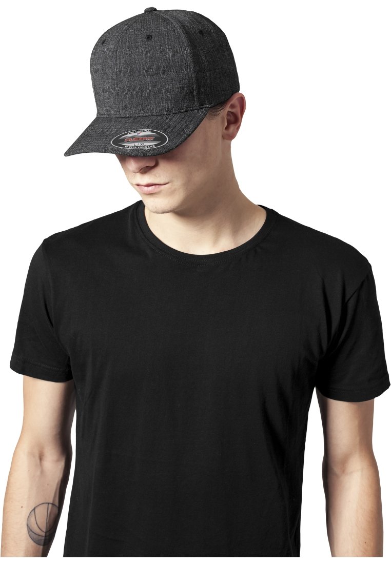 Căciulă gri texturată cu o margine curbată, purtată de o persoană îmbrăcată cu un tricou negru. Căciula are un autocolant de marcă vizibil pe margine.
