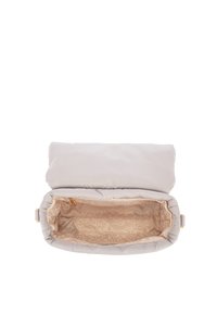 Borsa grigia imbottita con patta superiore, chiusura con cerniera e interno beige con motivo a logo ripetuto. Presenti dettagli in metallo dorato.