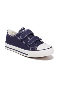 Sneakers in tela blu con punta e suola in gomma bianca. Presentano due cinturini in velcro e cuciture bianche a contrasto per un tocco di dettaglio.