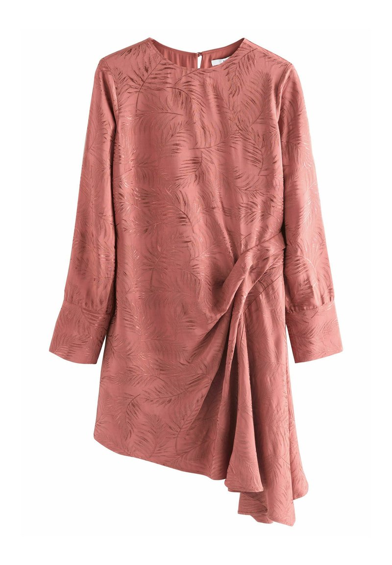 Abito rosa polveroso con maniche lunghe, motivo a foglia testurizzato, scollo rotondo e dettaglio laterale annodato che crea un drappeggio asimmetrico.