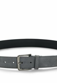 Szürke velúr öv sima textúrával, ezüstszínű fémcsattal és öt állítható lyukkal, minimalista stílusban megtervezve.