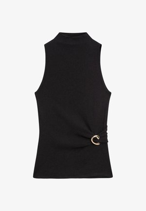 Czarny bezrękawnik z wysokim kołnierzem, z detalem skręconym z boku, zabezpieczonym złotym pierścieniem. Gładka faktura tkaniny.