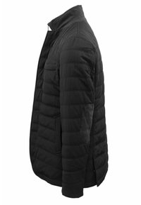 Giacca nera trapuntata con colletto alto, chiusura con zip e numerose tasche. Presenta una texture liscia e una vestibilità sartoriale. Spacco laterale per maggiore comodità.