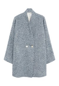 Cappotto a chevron blu e bianco, con colletto a rever, chiusura doppio petto e due bottoni argentati. Maniche corte e larghe.