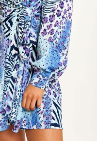 Liquorish MIXED ANIMAL PRINT WITH LONG SLEEVES - Day dress - blue