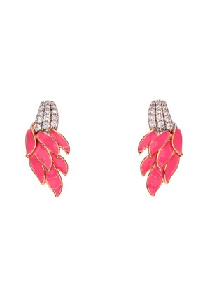 Różowe emaliowane kolczyki z motywem płatków, zdobione złotymi akcentami i górną częścią ozdobioną przezroczystymi kryształkami.