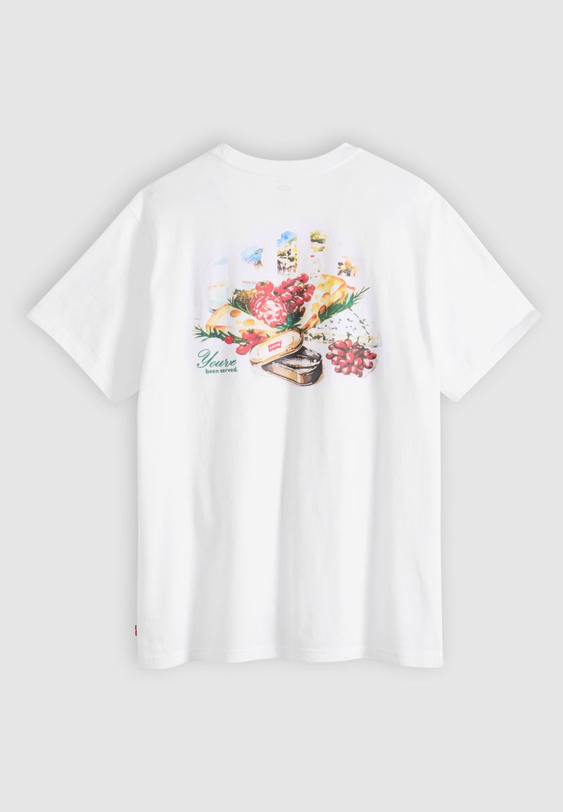 Wit T-shirt met een kleurrijke afbeelding van kaas, druiven en kruiden, en de tekst "You're been served" op de achterkant.