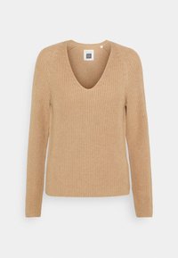 Hellbrauner, grob gestrickter Pullover mit V-Ausschnitt und langen Ärmeln, dargestellt vor einem schlichten weißen Hintergrund.