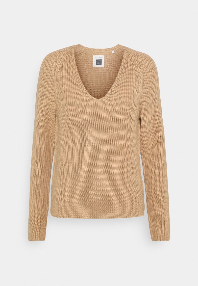 Hellbrauner, grob gestrickter Pullover mit V-Ausschnitt und langen Ärmeln, dargestellt vor einem schlichten weißen Hintergrund.