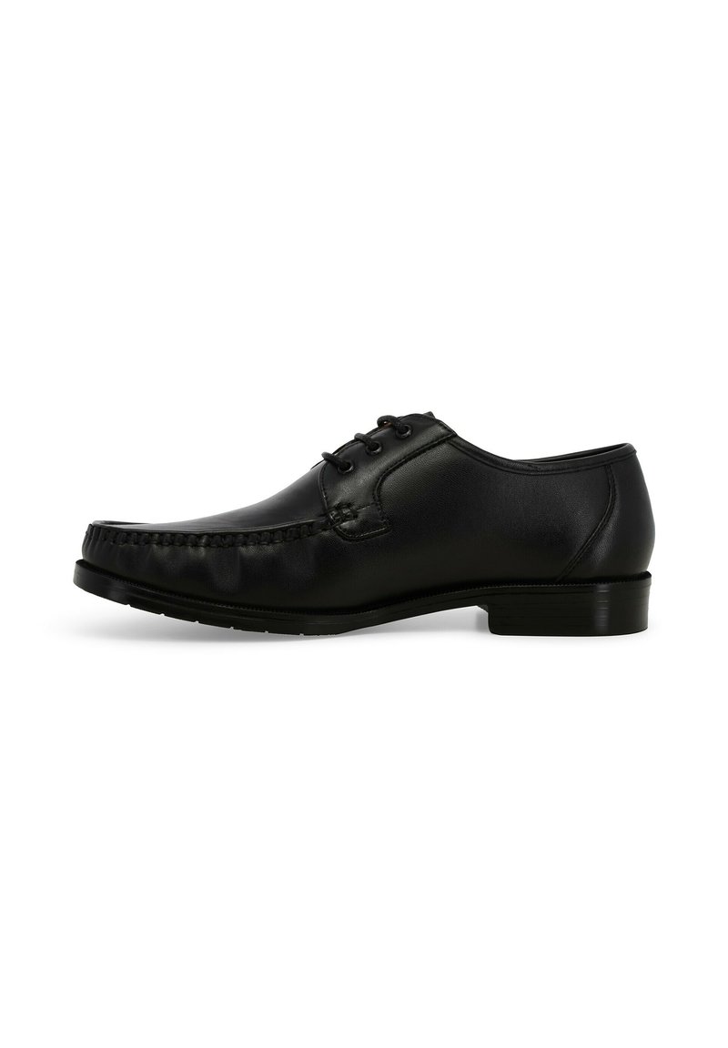 Scarpa da uomo in pelle nera, con punta arrotondata, design con lacci, dettagli di cucitura mocassino e tacco basso impilato. Texture liscia.